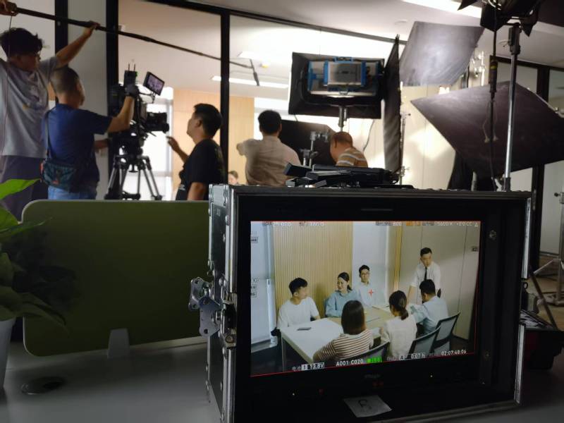 金牛区TVC拍摄公司：科技产品视觉化大师，诠释未来感与功能美学