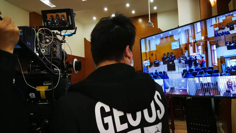 AI生成VS人工创意——金牛区广告片拍摄公司的技术浪漫主义实践